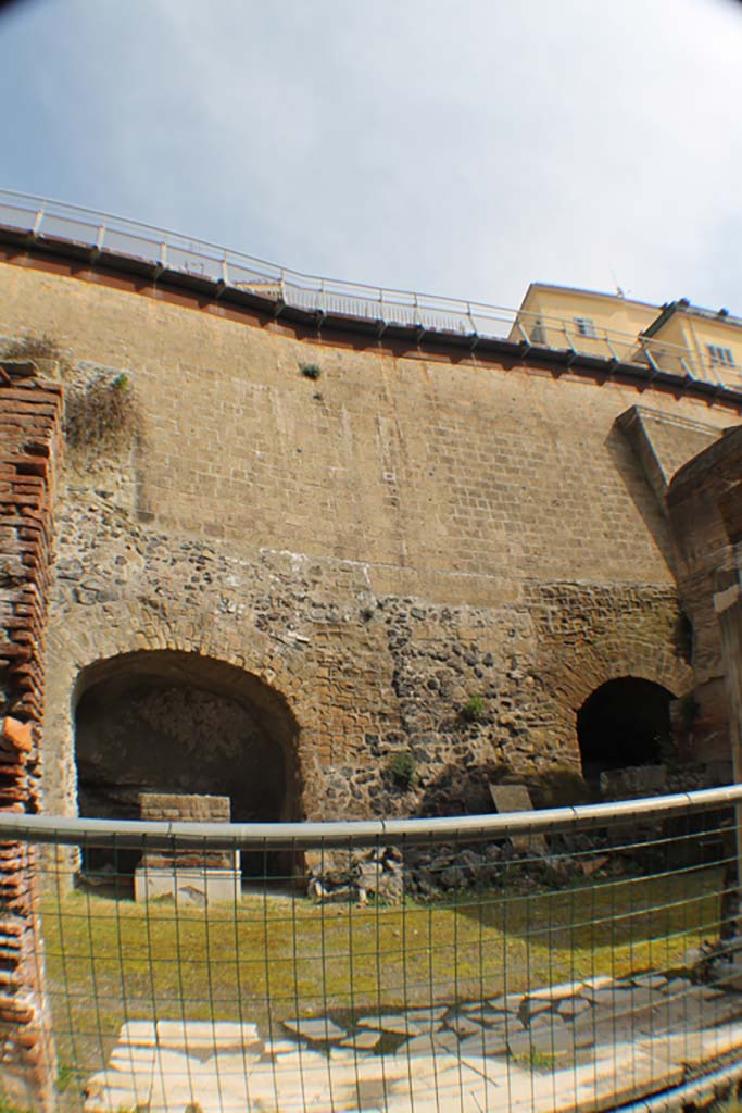 Decumanus Maximus, Herculaneum. March 2014. Looking north from west side of four-sided arch.
Foto Annette Haug, ERC Grant 681269 DÉCOR.